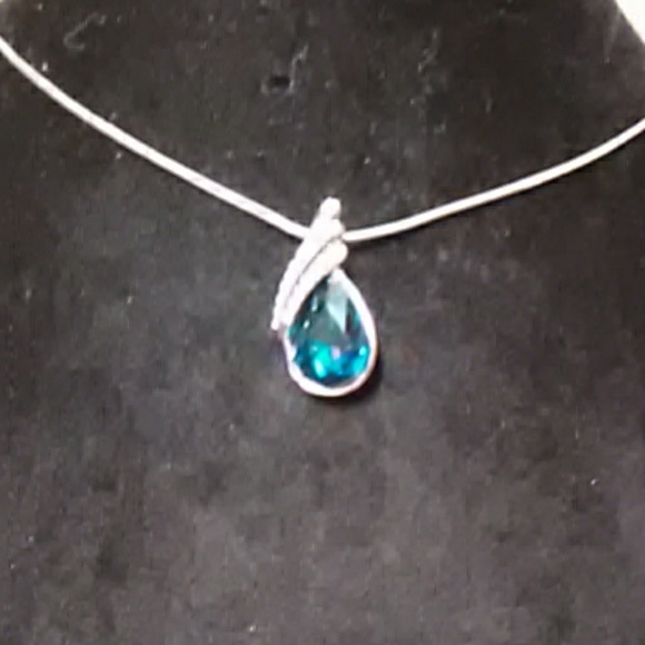 Beautiful Teal Crystal in Gold filled Setting. - Picture 3 of 4